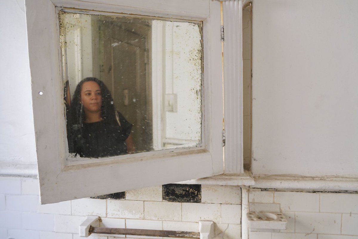 Council Member <a href="/CnDelarosa/">Carmen De La Rosa</a> holds press conference/walkthrough with Washington Heights tenants to call attention to abuse and neglect from landlord Ohebshalom. 

flickr.com/gp/nyccouncil/…