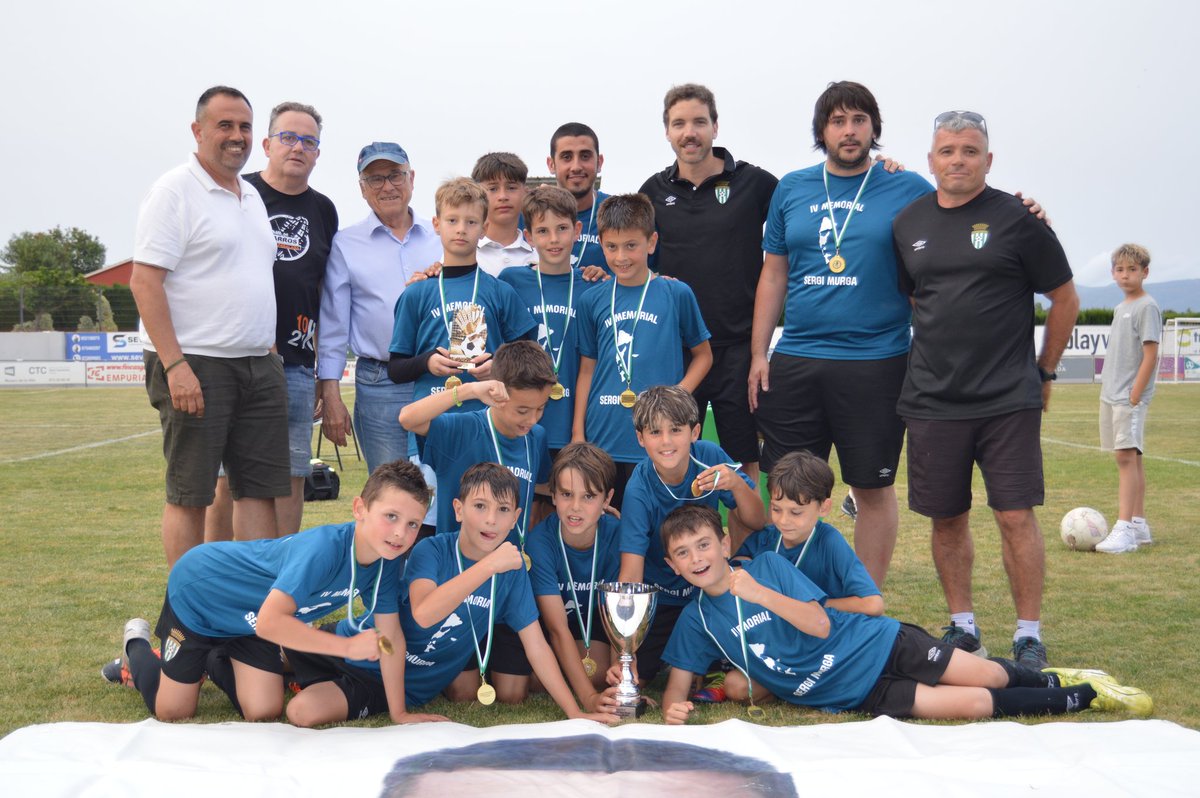 CFPeralada's tweet photo. ⚽ ACADÈMIA ⚽
Aquest dissabte, el Benjamí S10 A es va proclamar campió del Torneig Memorial Murga, després de guanyar la final contra el Girona.
Moltes felicitats, CAMPIONS!
#somperalada 💚🤍
#academiaperalada
#formempercompetir https://t.co/1tHJfhhIic