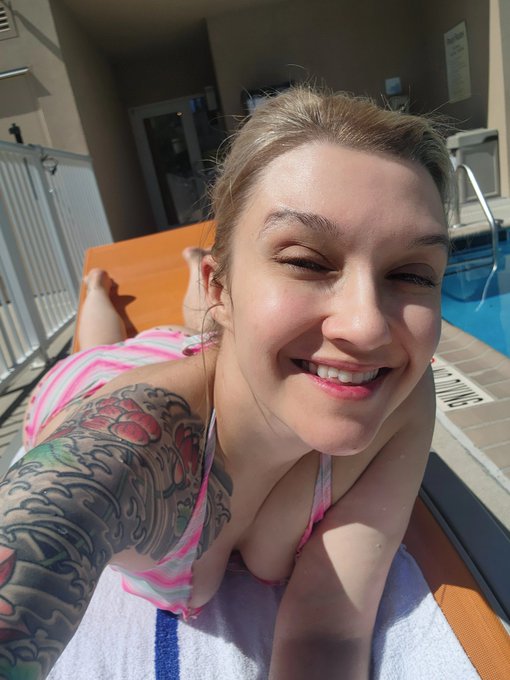 Trying to get my tan on ☀️ https://t.co/X4SW2nJqrB<a href="/tag/realloyalfans"class="tags"><span>#realloyalfans</span></a>
