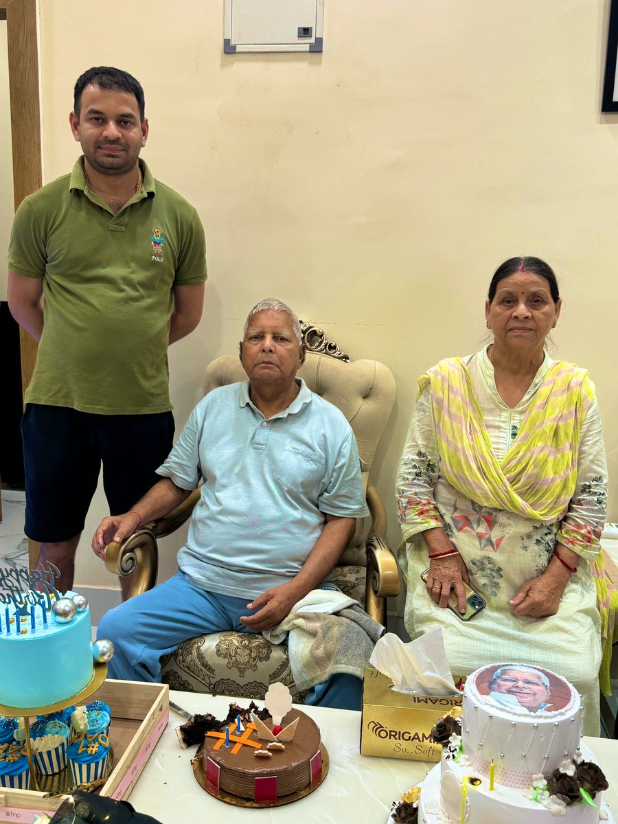 TejYadav14's tweet photo. To the person who is a perfect blend of affinity, humility and simplicity.
THE MAN who leads by example.
A leader who nurtures leaders.
Happiest birthday my papa ♥️
Love you infinity ♾️ @laluprasadrjd @yadavtejashwi @RJDforIndia @RahulGandhi @yadavakhilesh @RabriDeviRJD https://t.co/XmpsZV30Ju
