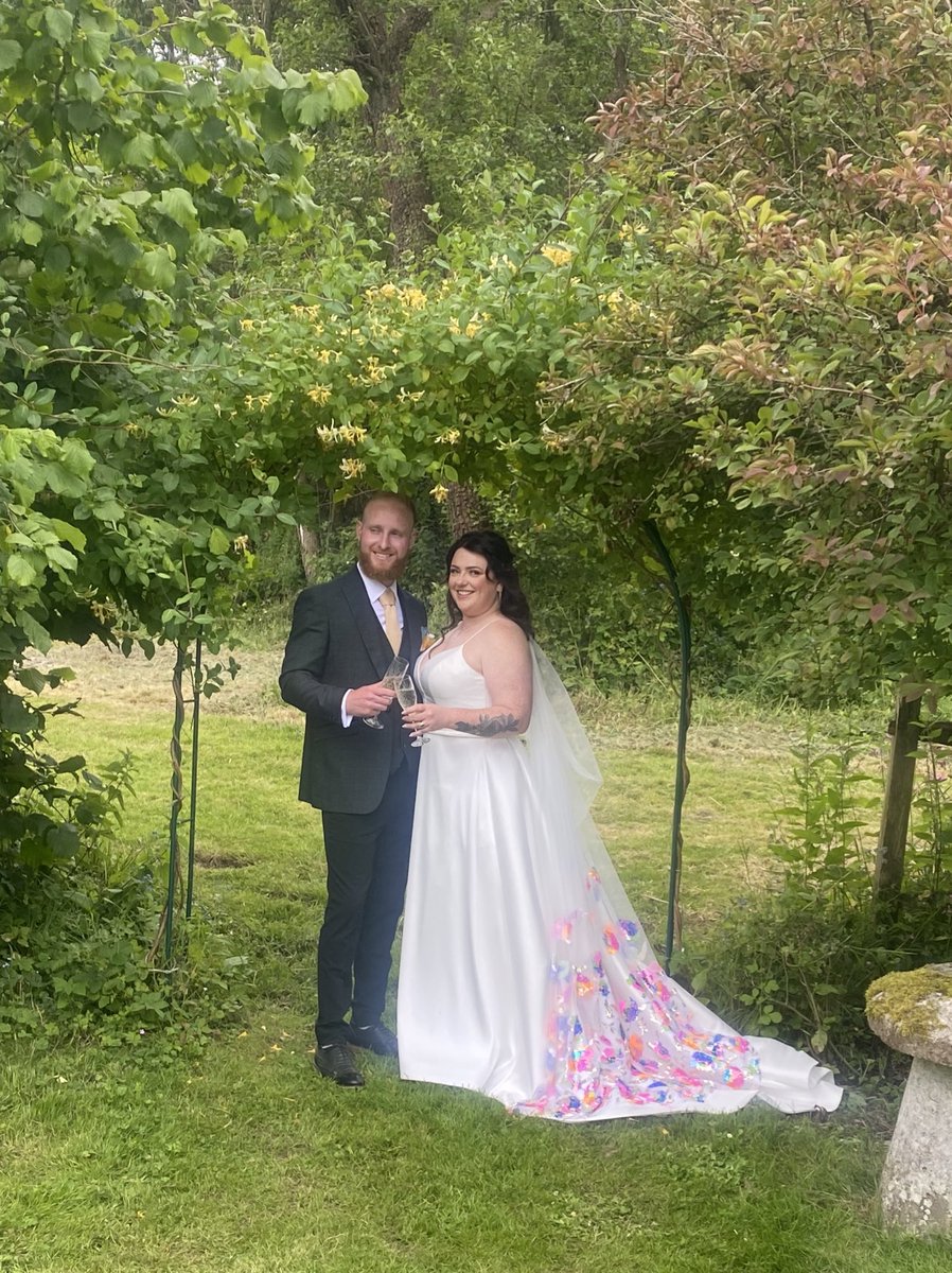 coralsibley's tweet photo. What an amazing and unique wedding ❤️👰🏻‍♀️🤵🏼‍♂️🦅 https://t.co/dx0xSFkBx8