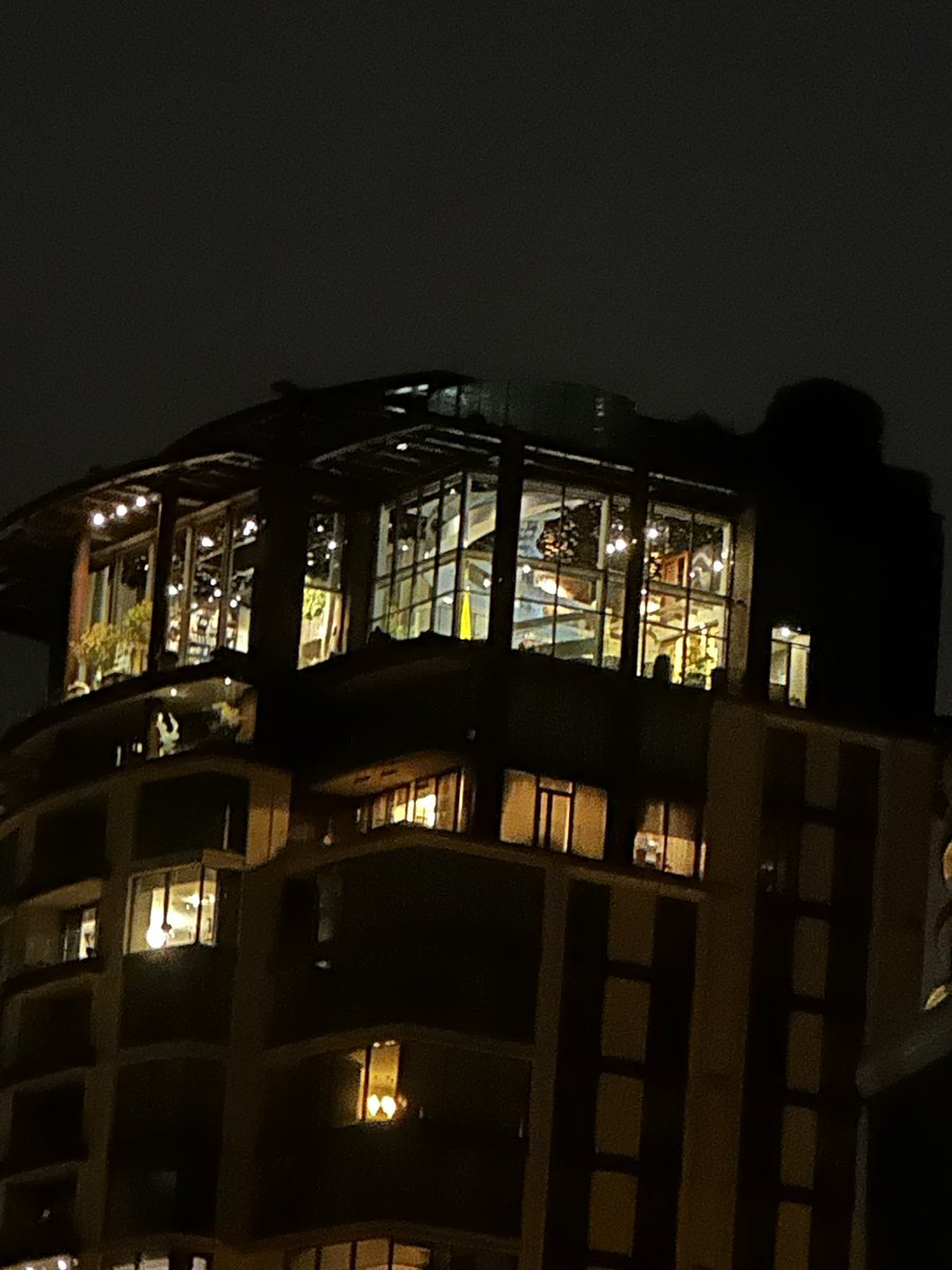 Beşiktaş Türkali Mahallesi’nden görünen bu en üst kattaki ev kimin? Işıkları çok rahatsız ediyor fyi…