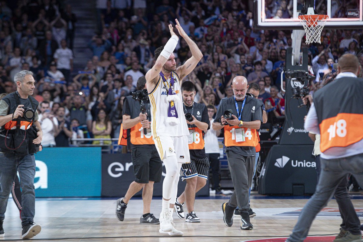 AGENCIALOF's tweet photo. Así despide la grada de @BerserkersRMCF a @rudy5fernandez @RMBaloncesto #GraciasRudy https://t.co/UCaOfObtiJ