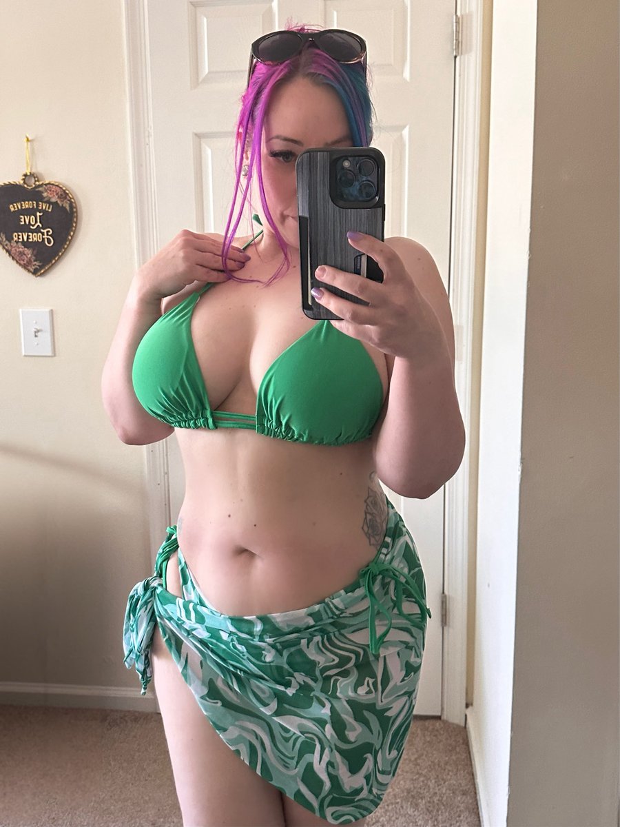 A bikini pic to brighten your Monday (hopefully)