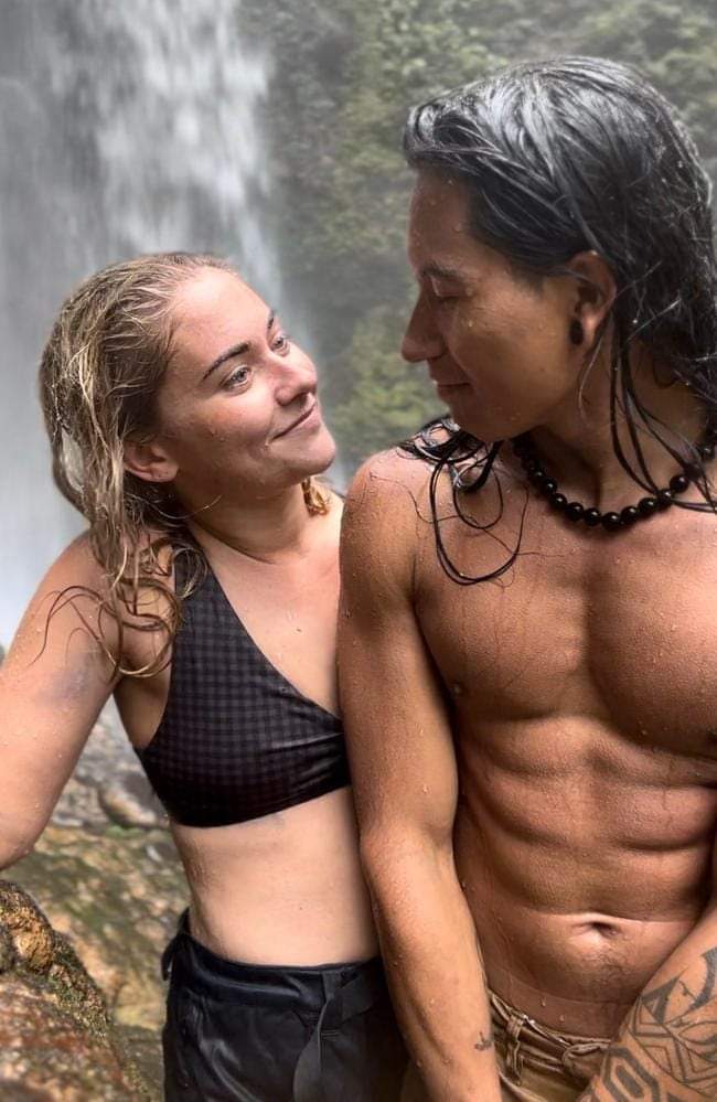 Barba_Negra_pj's tweet photo. Jordan Hauenschild, una australiana de 26 años, conoció a Pitiuruk, un indígena ecuatoriano de 24 años, a través de redes sociales en diciembre de 2023.

Jordan decidió mudarse a la Amazonía, renunciando a su trabajo y viajando 14.000 kilómetros desde su pais para estar con él. https://t.co/L3p5rucxD3