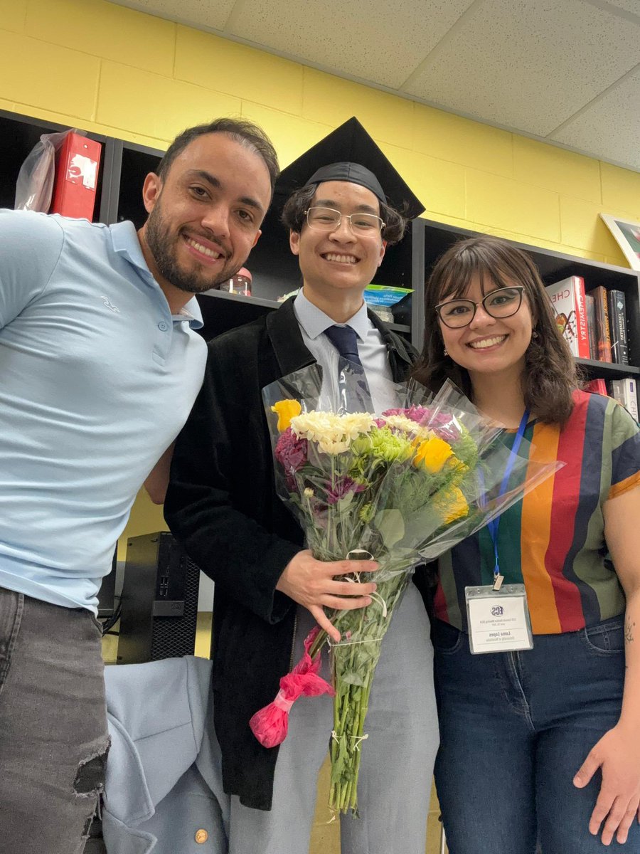 LBES_UofM's tweet photo. CONGRATULATIONS to all our 2024 graduates. Yaser Arteshi Kojabad received an MSc degree. Jadon Khouv, Katherine Bazin, Annie Jiang, Justin Liba, and Melak Youssief (former honours and summer research students) completed their BSc degrees. 🎉🥳👏 https://t.co/3ts5GszDWG