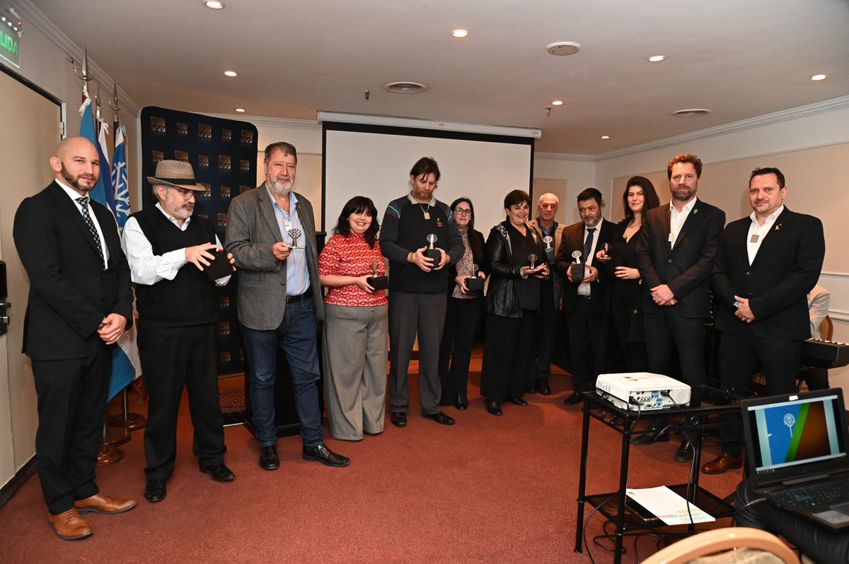 FIare_Fdns's tweet photo. El Keren Kayemet LeIsrael celebró el Día del Periodista: un reconocimiento al valor y la integridad

El Keren Kayemet LeIsrael (KKL) organizó una emotiva celebración del día del periodista, en la que se rindió homenaje a los profesionales que han demostrado un compromiso ejemplar con el valor y la integridad de su labor periodística, especialmente tras los trágicos sucesos del 7 de octubre de 2023 en Israel.

Recibieron el Libro de Oro del Keren Kayemet LeIsrael: Pablo Vinokur, @davidkavlin ,  @JulianObaya  ,  @alfleuco y Cristina Pérez @Cris_noticias .

Recibieron su distinción como periodistas de la comunidad judía: Gustavo Szpigiel (Vis á Vis), Karina Krasuk (Embajada de Israel), Daniel Berliner (Itón Gadol), Vanesa Chemen y Brenda Reicman (Shalom AMIA), Guido Maisuls (Identidades), Ilán Buzny (Periódico Comunidades), Miguel Steuermann (Radio Jai), Luciana Liberman (Revista La Luz), Claudio Goldman (Emet), Rosa Rasdolsky (Shavua Tov) y Alberto Rotenberg (La página Judía).
También se hizo un pequeño reconocimiento a Eduardo Chernizky Z’L, periodista de la comunidad judía muy querido por todos.

https://t.co/sJu624lbOM

Sumate a nuestro grupo de WhatsApp:
https://t.co/T9cUqgtFzB