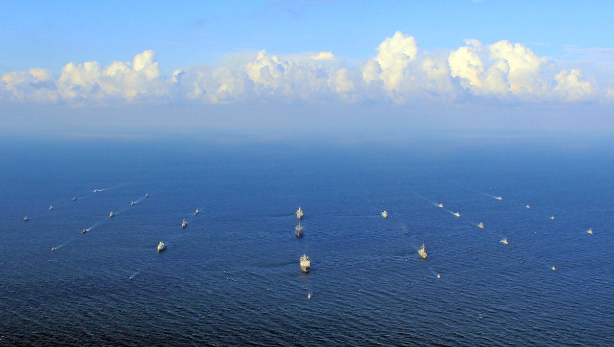 USNavy's tweet photo. #USNavyPhotosoftheDay
1️⃣ @NATO transit Baltic Sea during #BALTOPS24 @USNavyEurope
2️⃣ #VERTREP aboard #USSRafaelPeralta and 3️⃣ @Gipper_76 #ValiantShield24 #FLTOPS in Philippine Sea @INDOPACOM
4️⃣ @TheCVN69 and @ItalianNavy transit Red Sea @US5thFleet
👉 https://t.co/aZddB6hxYf https://t.co/0mrt0AbFba