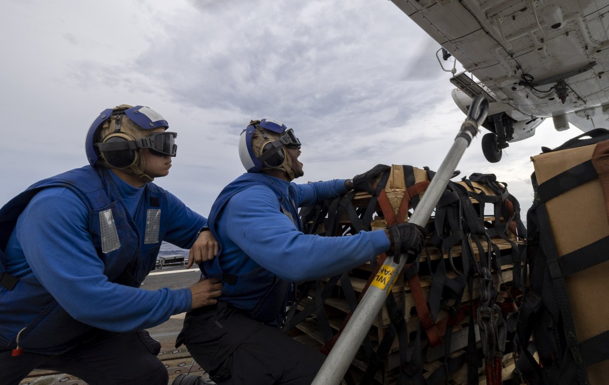 USNavy's tweet photo. #USNavyPhotosoftheDay
1️⃣ @NATO transit Baltic Sea during #BALTOPS24 @USNavyEurope
2️⃣ #VERTREP aboard #USSRafaelPeralta and 3️⃣ @Gipper_76 #ValiantShield24 #FLTOPS in Philippine Sea @INDOPACOM
4️⃣ @TheCVN69 and @ItalianNavy transit Red Sea @US5thFleet
👉 https://t.co/aZddB6hxYf https://t.co/0mrt0AbFba