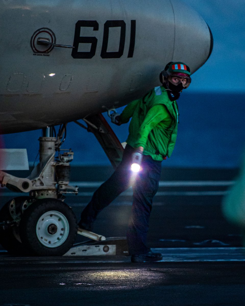 USNavy's tweet photo. #USNavyPhotosoftheDay
1️⃣ @NATO transit Baltic Sea during #BALTOPS24 @USNavyEurope
2️⃣ #VERTREP aboard #USSRafaelPeralta and 3️⃣ @Gipper_76 #ValiantShield24 #FLTOPS in Philippine Sea @INDOPACOM
4️⃣ @TheCVN69 and @ItalianNavy transit Red Sea @US5thFleet
👉 https://t.co/aZddB6hxYf https://t.co/0mrt0AbFba