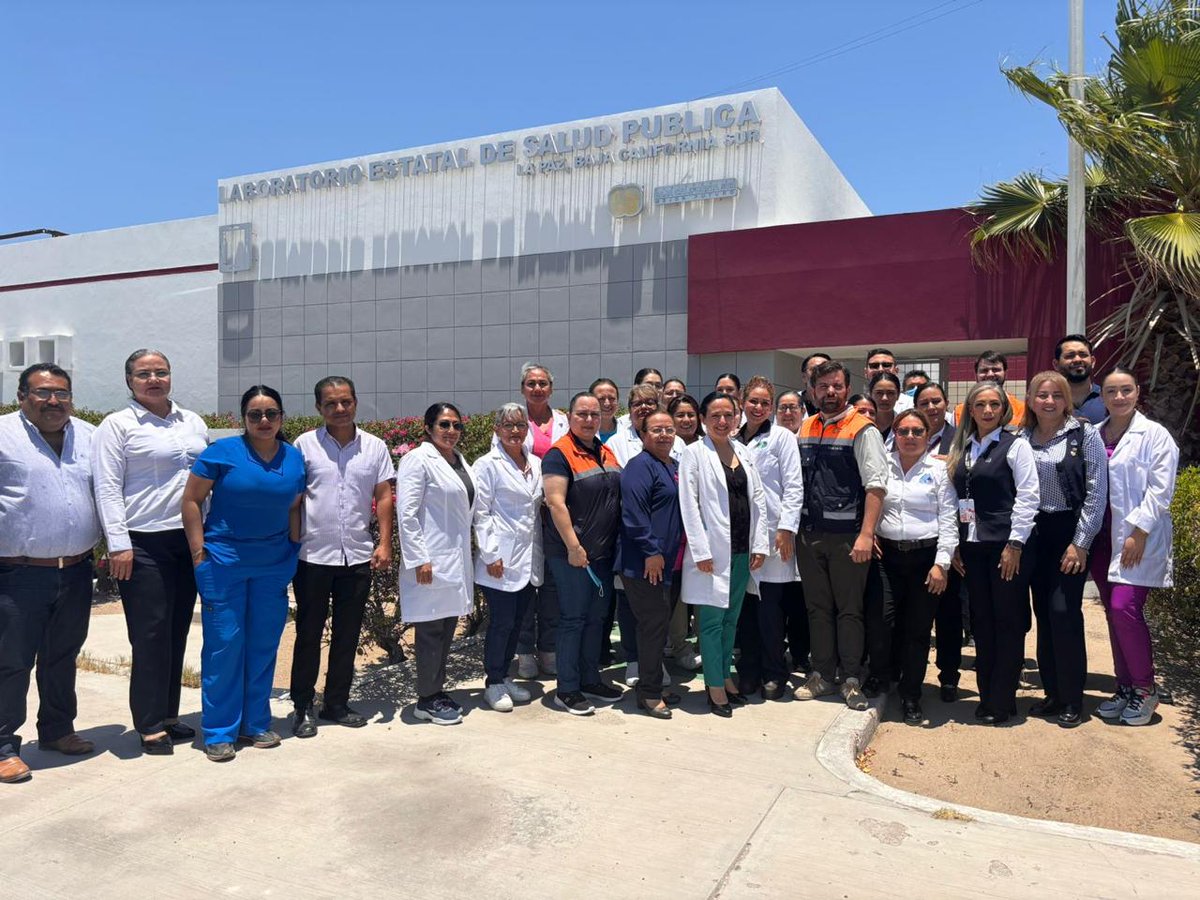 COFEPRIS's tweet photo. El comisionado federal @AlexSvarch junto a la secretaria de @SSA_BCS, Dra. @ZazilFloresA y la comisionada de @coeprisbcs, Dra. Ethna Klebsiella Quiróz, realizaron recorrido de supervisión al Laboratorio Estatal de Salud Pública 🔬de #BajaCaliforniaSur. https://t.co/LuiOtkWaAq