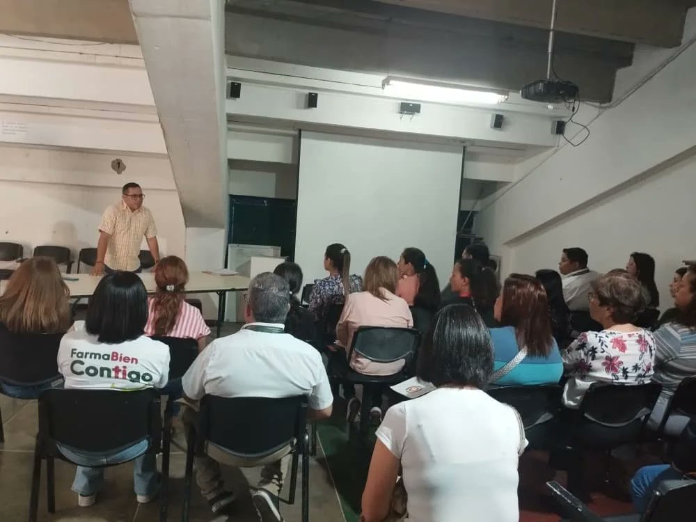 SACS_MERIDA's tweet photo. 💊 Iniciamos este Lunes con el plan  SACS va a la Calle con Reunión con los Farmaceuticos Regente de los Municipios Antonio Pinto Salinas, Bailadores Rivas Dávila  y Zea, se discutieron varios puntos de importancia para el Funcionamiento de los establecimientos Farmacéuticos. https://t.co/61U7lDBxlW