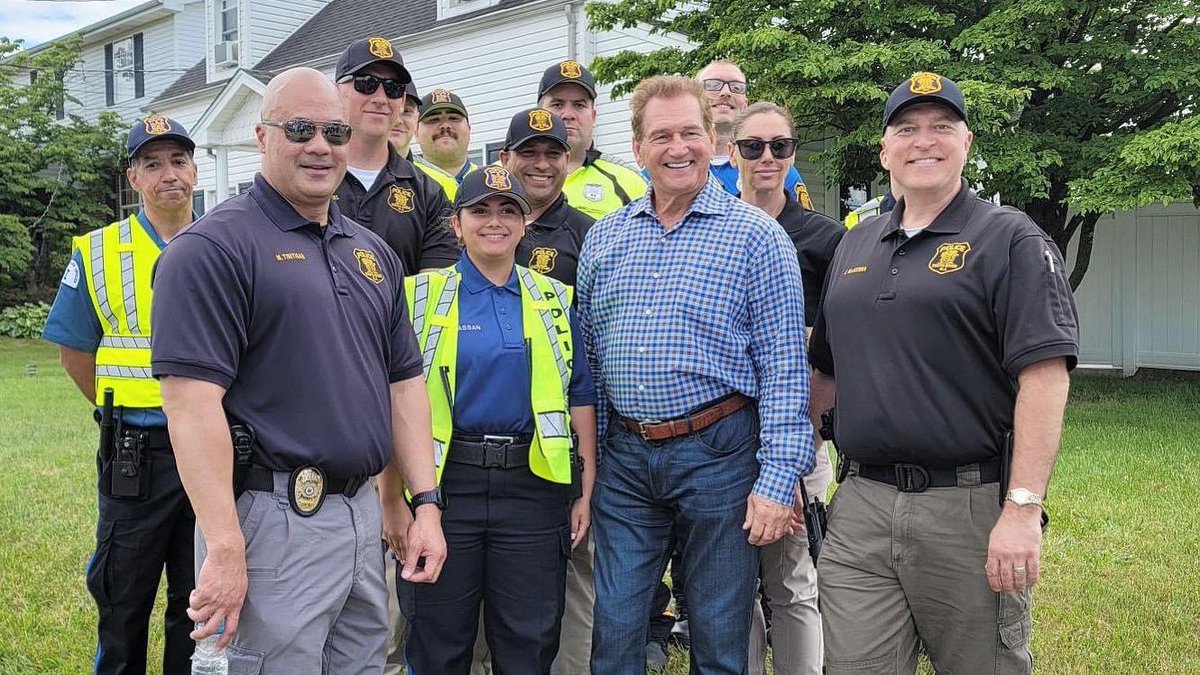 SouthRiverPD's tweet photo. This past weekend, former NFL quarterback Joe Theismann returned to South River for a street sign dedication ceremony. His childhood street, Arlington Avenue, was honorarily named Joe Theismann Way. After the ceremony, he took the time for a photo opportunity with our officers. https://t.co/IQGWlRrx6R