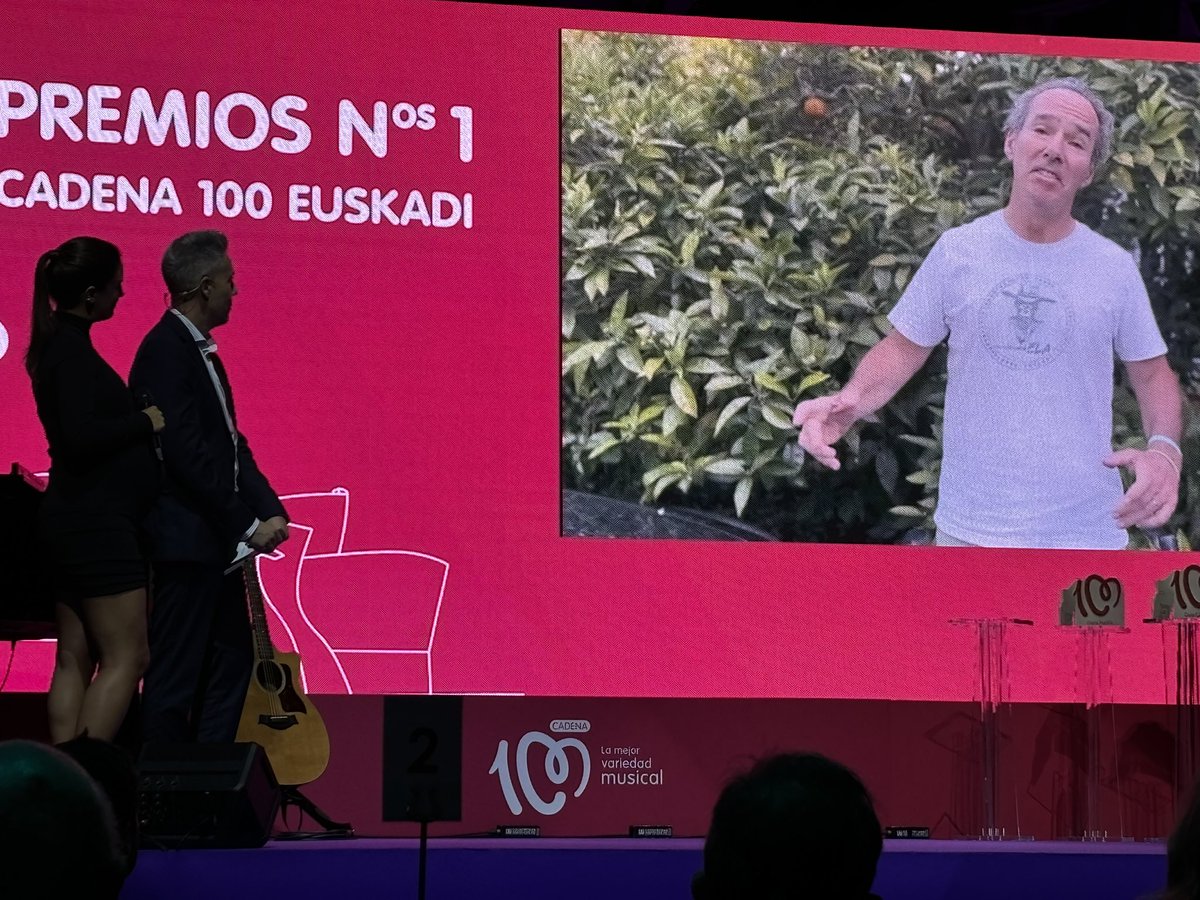 👏👏👏<a href="/dalecandela/">dalecandELA</a> recoge su premio en la gala de #PremiosN1CADENA100Euskadi 
¡Enhorabuena! ¡Y mucha fuerza!💪