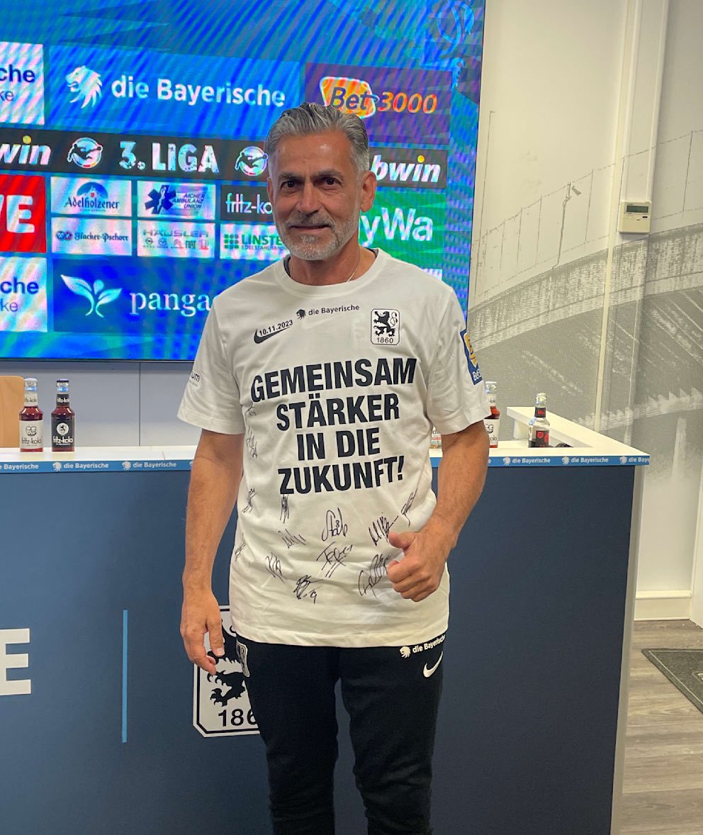 tim_1860_'s tweet photo. Man muss nochmal festhalten, dass er vor paar Monaten noch in die Bayernliga von diesem Herrn abgeschoben und öffentlich in Pressekonferenzen niedergemacht wurde. Die HAM war aber von seinem erfolgsorientierten Ansatz begeistert 🤡

#tsv1860 https://t.co/POZVejWj22