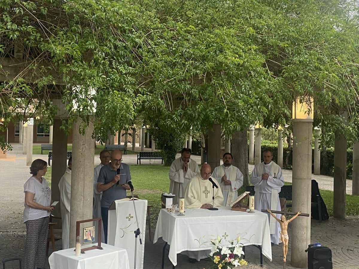 ENSLevante's tweet photo. Colegio Superregional en la Salle de Lliria (Valencia). Celebrando que siempre hay matrimonios que dan un "SI" a  las responsabilidades que hacen que nuestro movimiento siga siendo el camino de fe de muchos matrimonios. #JuntosEnComunión https://t.co/VY7aa0ZQq9