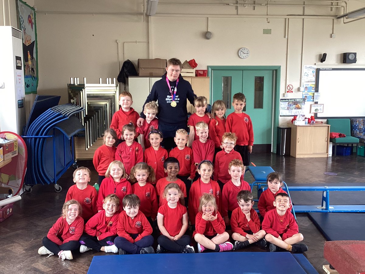 Heddiw rydyn ni wedi cwrdd â Bleddyn Gibbs. We enjoyed meeting him and finding out about his gold medals from the Special Olympics World Games last year. #ysbrydoliaeth #ymarfercorff #inspiring #physicalliteracy