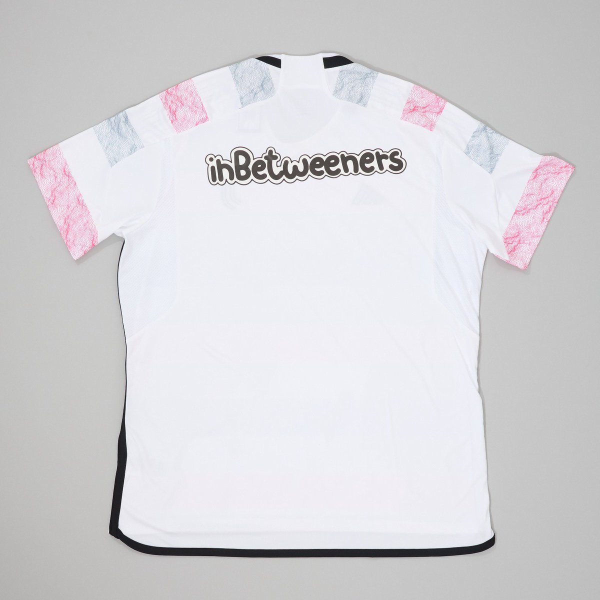 inBetweenersNFT's tweet photo. Today we take a closer look at the details of the pink kit included in the Tier ELITE of the collaboration between @inBetweenersNFT and @juventusfc 

Which tier will you be looking to get?

The day is approaching, don't miss out.

#inbetweeners
#web3fashionhouse https://t.co/jn3NFZWW5s