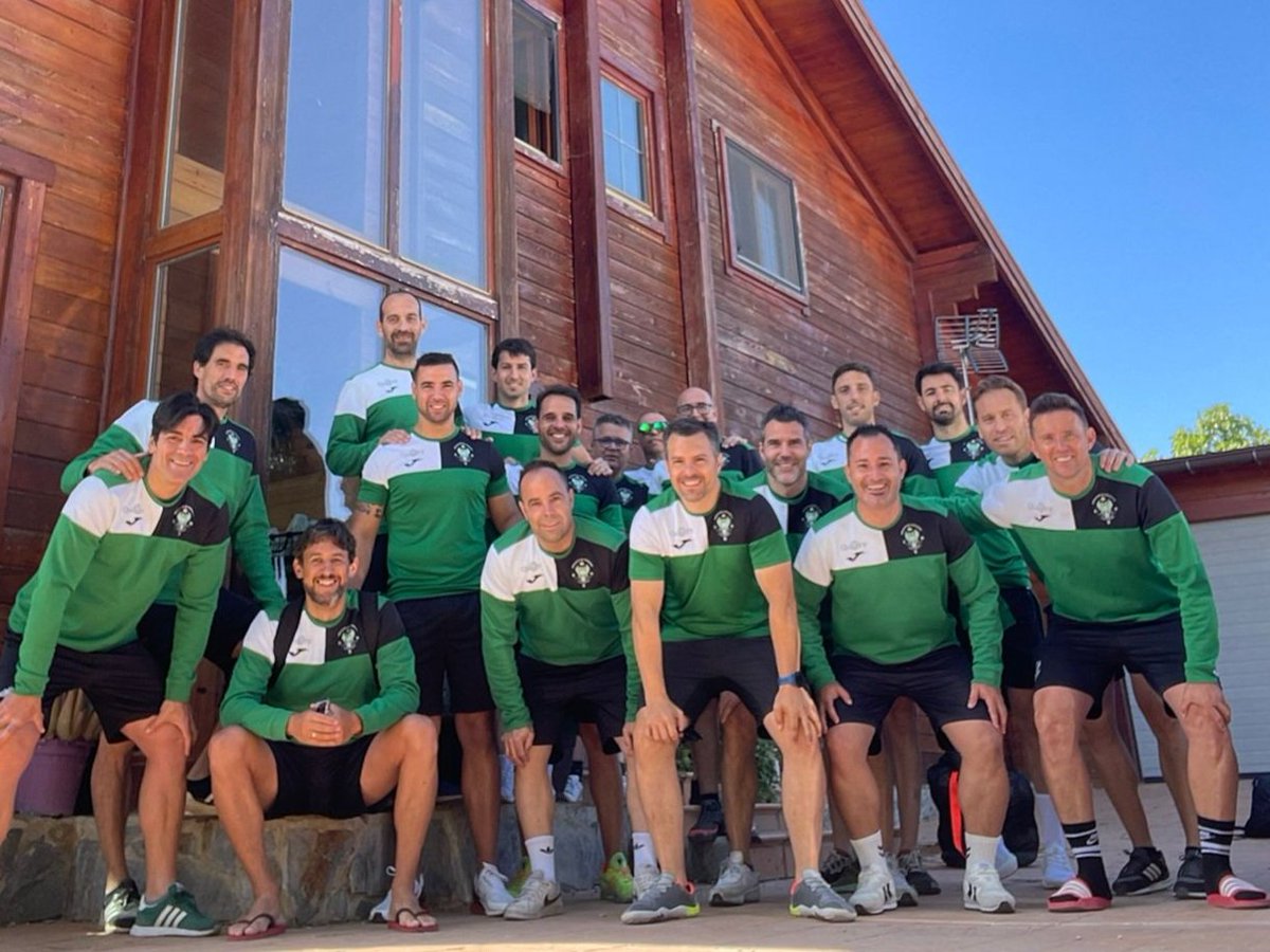 ToledoVeteranos's tweet photo. ⚽️ Al final nos hemos quedado en cuartos y no pudimos pasar a semifinales, aún así,  contentos del torneo realizado y sobre todo lo bien que lo hemos pasado y disfrutado, orgulloso de todos 🟢⚪️

#torneo#granada#toledo#veteranos https://t.co/a98vMn0fr4