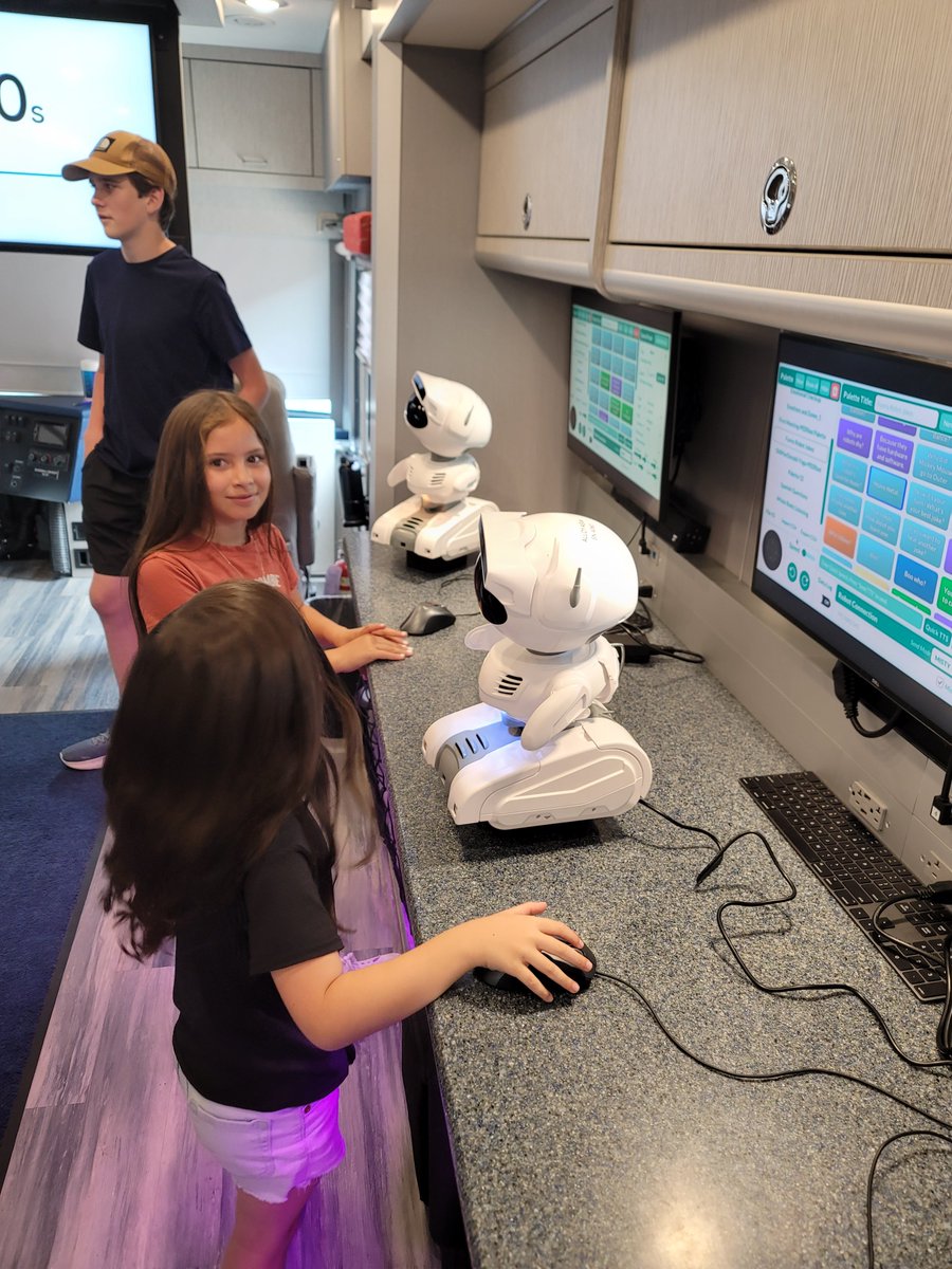 LongmontEstates's tweet photo. Our students had a blast with the Mobile Innovation Lab! They listened to heartbeats, explored medical equipment, &amp; used magnifying glasses to learn about our amazing bodies. Hands-on learning is the best way to discover new things! @MrsLauer @BuchlerStVrain @SVVSummerLaunch https://t.co/5vahZTAgS9