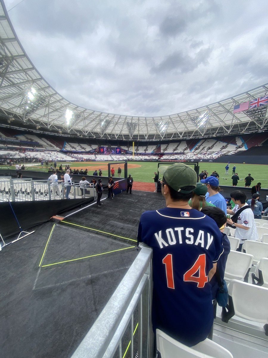 yuheii's tweet photo. MLBロンドンシリーズ
フィリーズvsメッツなのにパドレスで参加。帰り道にライアン・クレスコのサイン入りユニフォームの人に1番テンションが上がる。 https://t.co/bxc0d89VFq