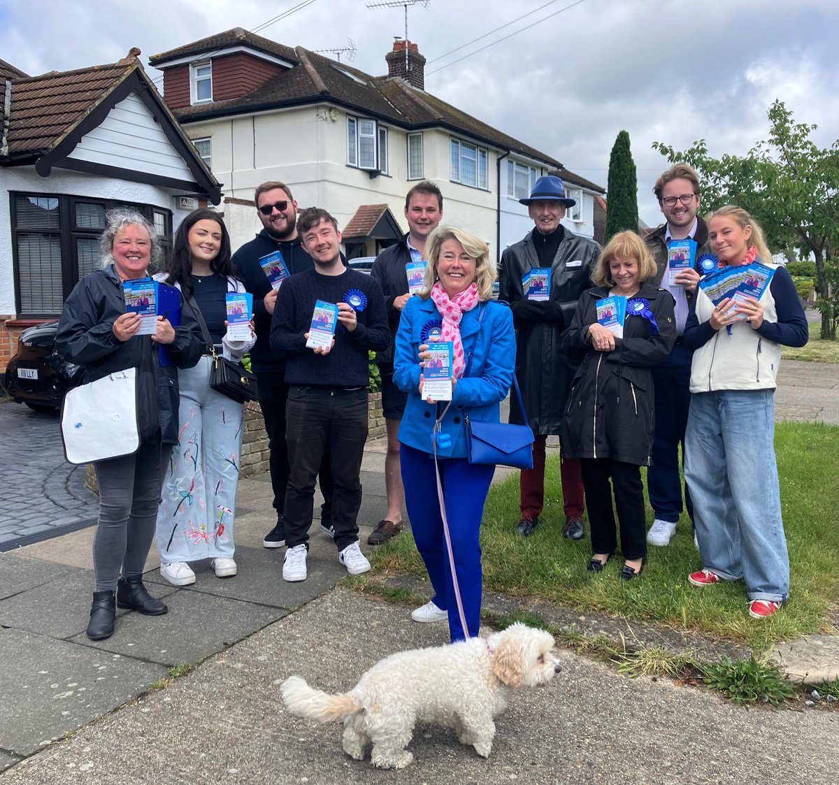Anna_Firth's tweet photo. 🥳Week 3️⃣ here we come ..
😊Another happy day campaigning,campaigning, campaigning … lots of more doors knocked on in #Belfairs, #StLaurence & #Blenheim 🚪 ✊
🙏🏻Lots more people supporting my positive vision to make #Southend a City of Opportunity for All. https://t.co/CaWJeWSKwD