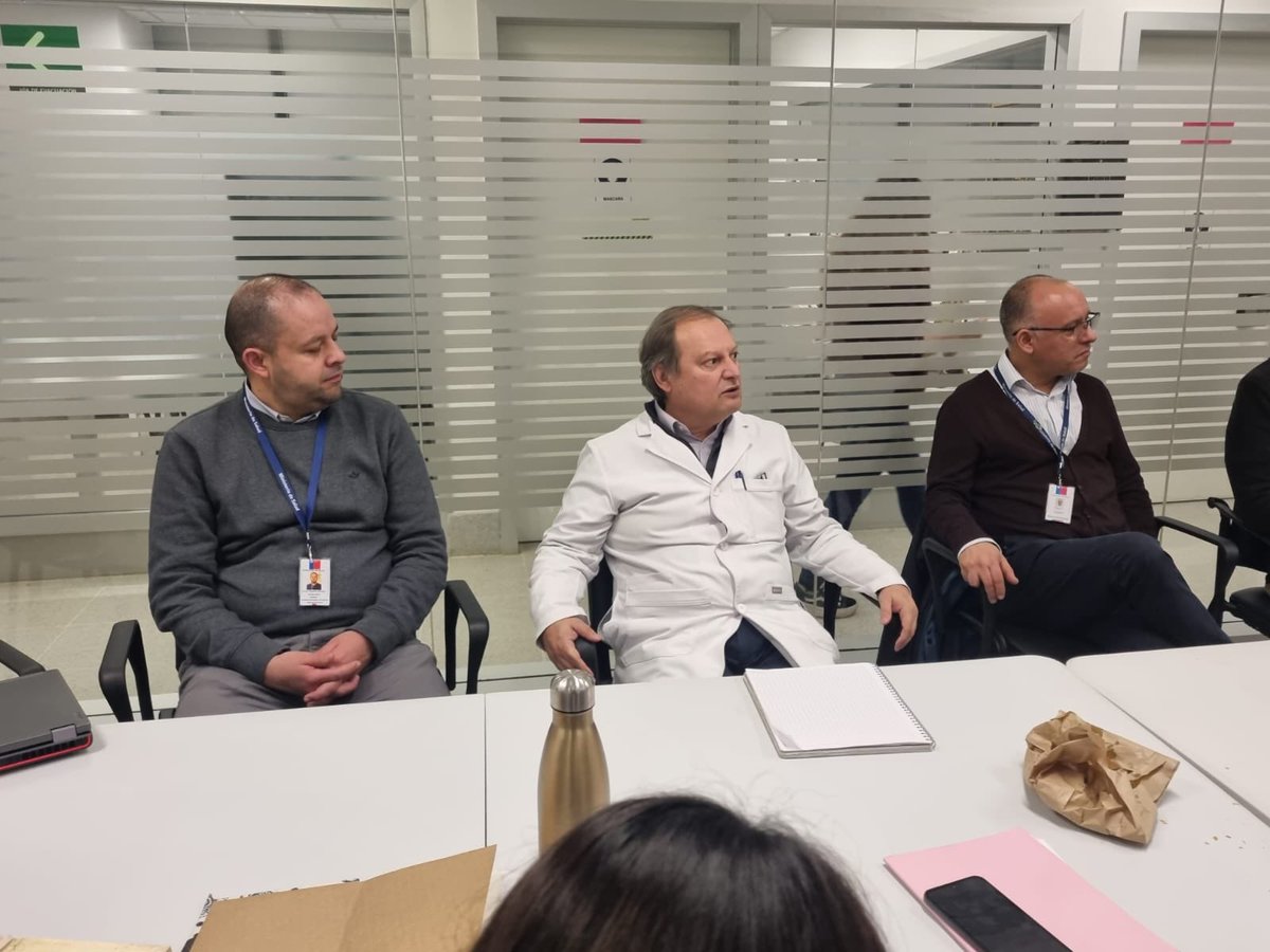 SaludOccidente's tweet photo. Equipos de la División de Redes Asistenciales #DIGERA del @ministeriosalud, junto a la subdirección de gestión asistencial de @SaludOccidente, asisten al @FelixHfb para realizar un acompañamiento a los procesos de atención de urgencia del establecimiento. https://t.co/X0Od2aAAey