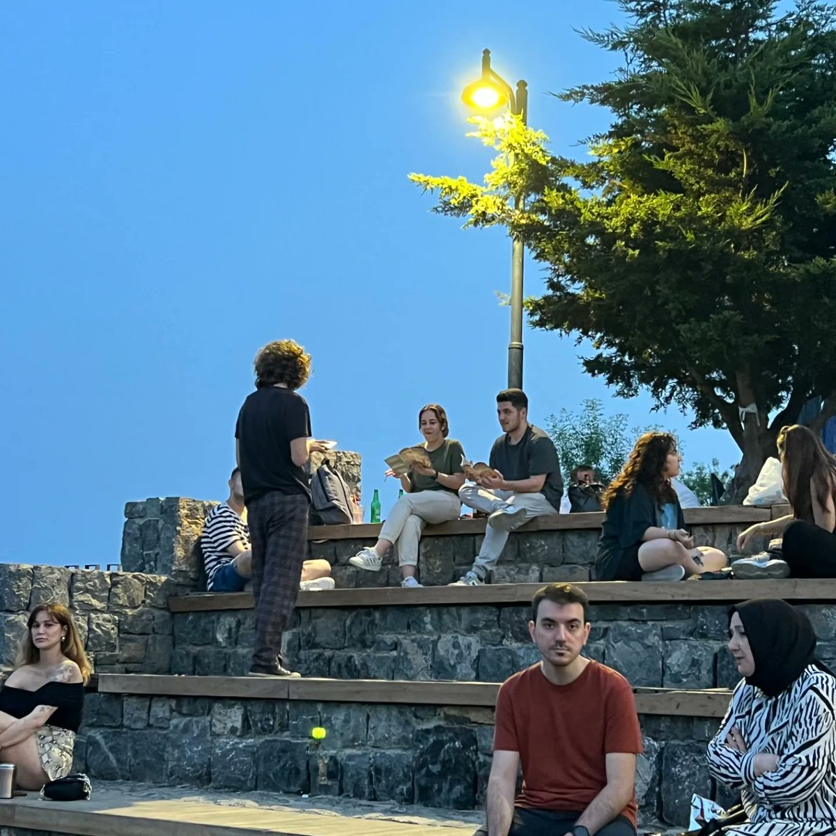 ozgurunihareket's tweet photo. 📍Hisarüstü

Hisarüstü'nde standımızı açtık, broşürlerimizle arkadaşlarımızı kampa çağırdık.

Sen de kampa gelmek istiyorsan bize ulaşabilir, formu doldurabilirsin👇
https://t.co/NFnVa6FHPC https://t.co/8VP5HoGcSq