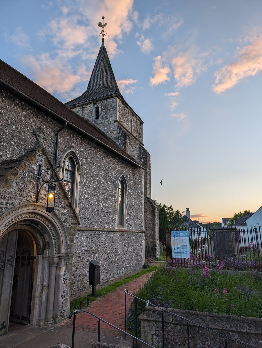 LewesSwifts's tweet image. Very cold this evening but two nest entries at St. Anne&apos;s Church and Western Road. We only saw one group of any size - when six #Swifts flew up Ireland&apos;s Lane and down the High Street. A new nest in Grange Road, and two more in The Avenue, now makes 57 nests in #Lewes.