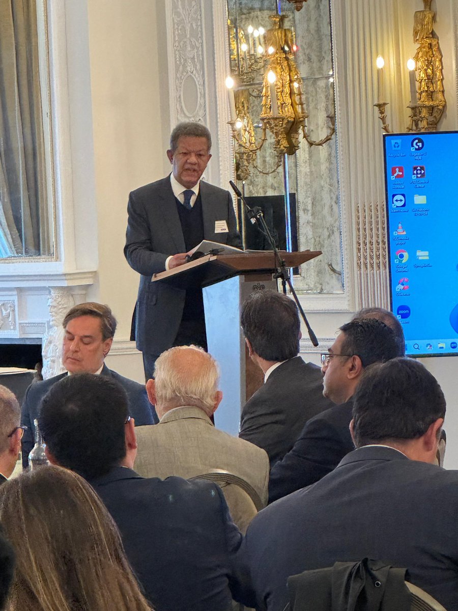 LeonelFernandez's tweet photo. Complacido de haber participado en esta interesante discusión que reunió a destacados expertos y figuras influyentes del ámbito político, económico y energético en Londres, para analizar el futuro de la región de América Latina y el Caribe en materia de seguridad energética. https://t.co/brqwvqeg9X