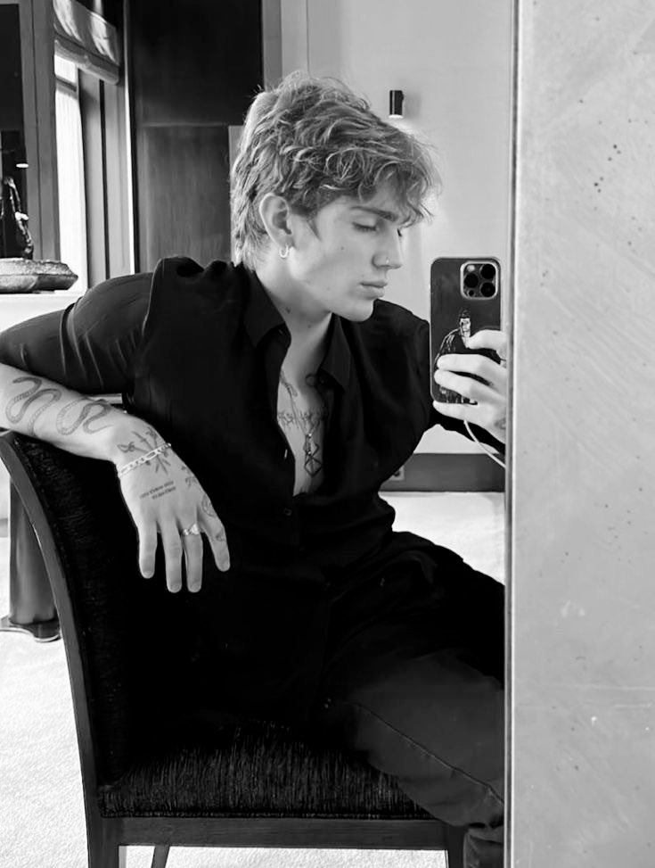 —¿Que es lo que quieres?

—A ti, por supuesto.

—No me importa.

—Deberías, eres mía por los próximos meses.

Arte y Dei💜💚.