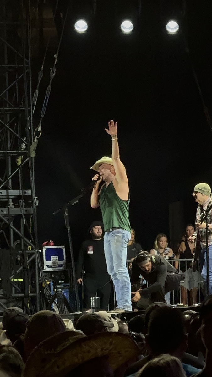 tonylukes's tweet photo. What a great time at the Kenny Chesney concert on Saturday night at the LINC! Music was rockin' & the cheesesteaks were rollin'!
.
.
#KenneyChesney #CountryMusic #cheesesteak #tonylukes #lincolnfinancialfield #thelinc https://t.co/r7I8j4R7x5