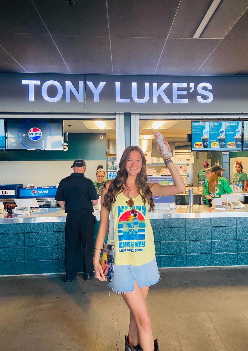 tonylukes's tweet photo. What a great time at the Kenny Chesney concert on Saturday night at the LINC! Music was rockin' & the cheesesteaks were rollin'!
.
.
#KenneyChesney #CountryMusic #cheesesteak #tonylukes #lincolnfinancialfield #thelinc https://t.co/r7I8j4R7x5