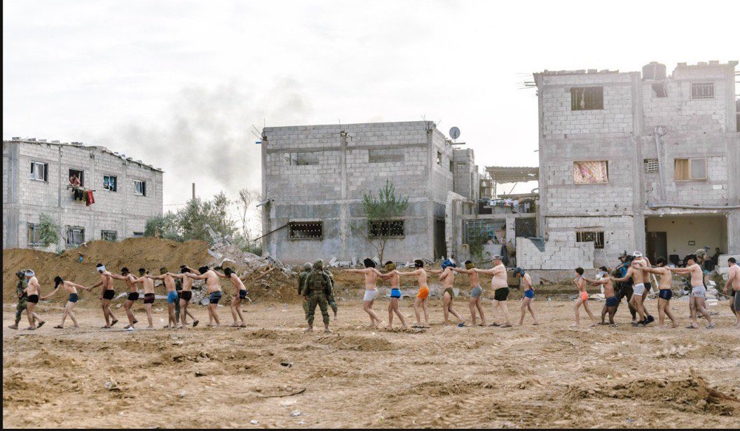 ECSaharaui__'s tweet photo. 🚨ÚLTIMA HORA: CRIMEN DE GUERRA Y TORTURA.

En una publicación, ahora eliminada, un soldado israelí publica imágenes que muestran el secuestro de cientos de palestinos en Gaza. Entre ellos ancianos, niño y un hombre con los ojos vendados y con doble amputación que fue obligado a caminar sobre sus rodillas. 

+ INFO en https://t.co/SCnfkH0KuL