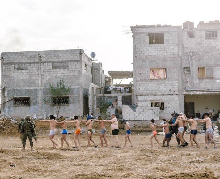 ECSaharaui__'s tweet photo. 🚨ÚLTIMA HORA: CRIMEN DE GUERRA Y TORTURA.

En una publicación, ahora eliminada, un soldado israelí publica imágenes que muestran el secuestro de cientos de palestinos en Gaza. Entre ellos ancianos, niño y un hombre con los ojos vendados y con doble amputación que fue obligado a caminar sobre sus rodillas. 

+ INFO en https://t.co/SCnfkH0KuL
