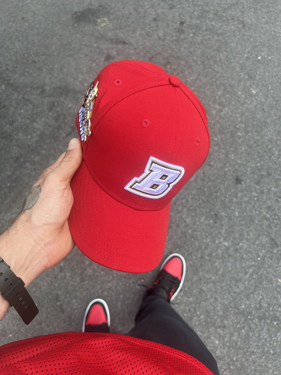 TheManWithESPN's tweet photo. @WesKhalifaNY @soleguru @HatClub
#FOTD🧢
#HATCLUB👑
Buffalo #Bisons🦬
Dirty #KAWS Mickey🥤📌
#JustDon Jason Hockey Mask🥅📌
#Pirates🏴☠️📌
StuSSy for top👕❤️
#KOTD👟
Red & Black 1’s❤️🖤 https://t.co/q9fLgvo5LK