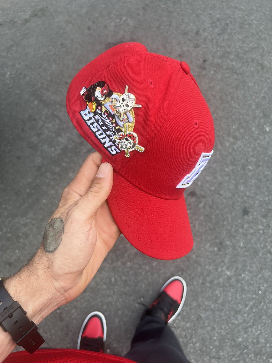 TheManWithESPN's tweet photo. @WesKhalifaNY @soleguru @HatClub
#FOTD🧢
#HATCLUB👑
Buffalo #Bisons🦬
Dirty #KAWS Mickey🥤📌
#JustDon Jason Hockey Mask🥅📌
#Pirates🏴☠️📌
StuSSy for top👕❤️
#KOTD👟
Red & Black 1’s❤️🖤 https://t.co/q9fLgvo5LK