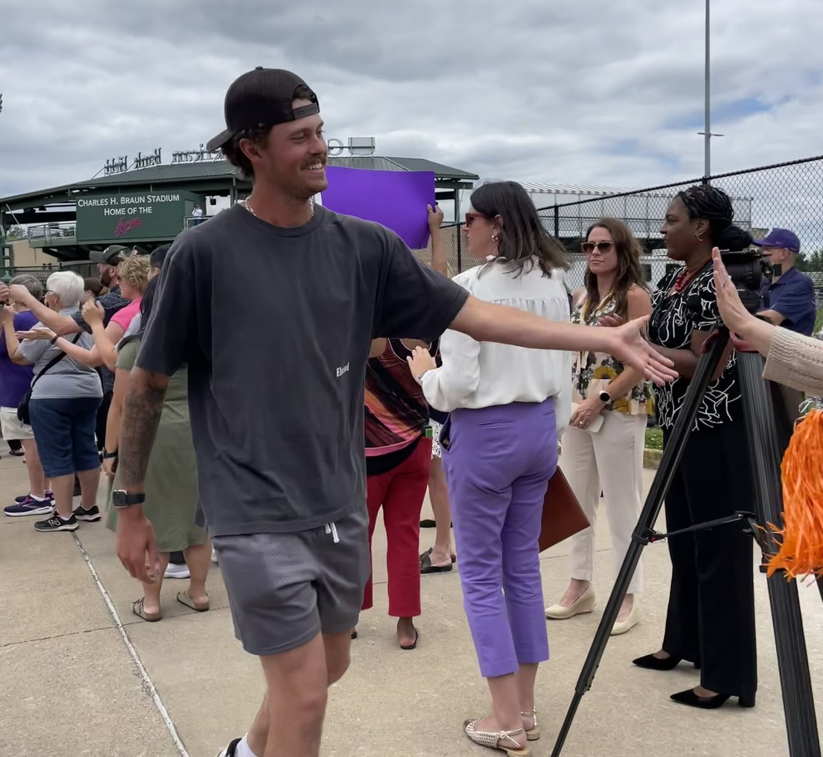 televisiongm's tweet photo. A few more magic moments welcoming the @UEAthleticsBASE team home! #GUAC https://t.co/bfh8NS5LK2