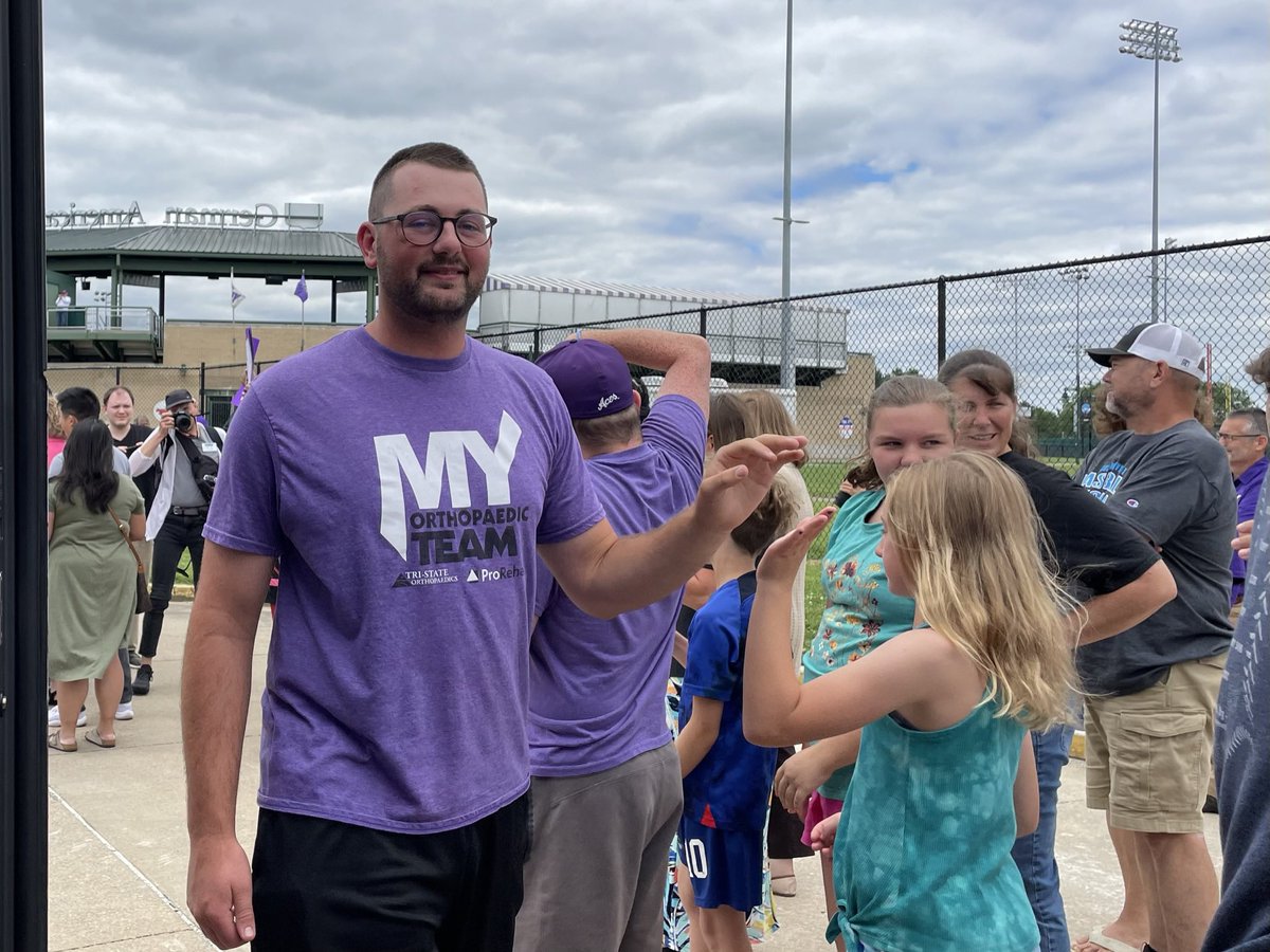 televisiongm's tweet photo. A few more magic moments welcoming the @UEAthleticsBASE team home! #GUAC https://t.co/bfh8NS5LK2
