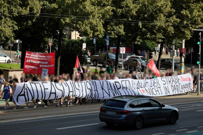 herderpark's tweet photo. Auch die "blockfreie" bürgerliche Großdemo #le0806 enterte die K-Gruppe visuell wie akustisch mit eigenem Block. Dennoch handelt es sich um einen Scheinriesen. Die Kerngruppe ist winzig. https://t.co/1KlyntvXWF