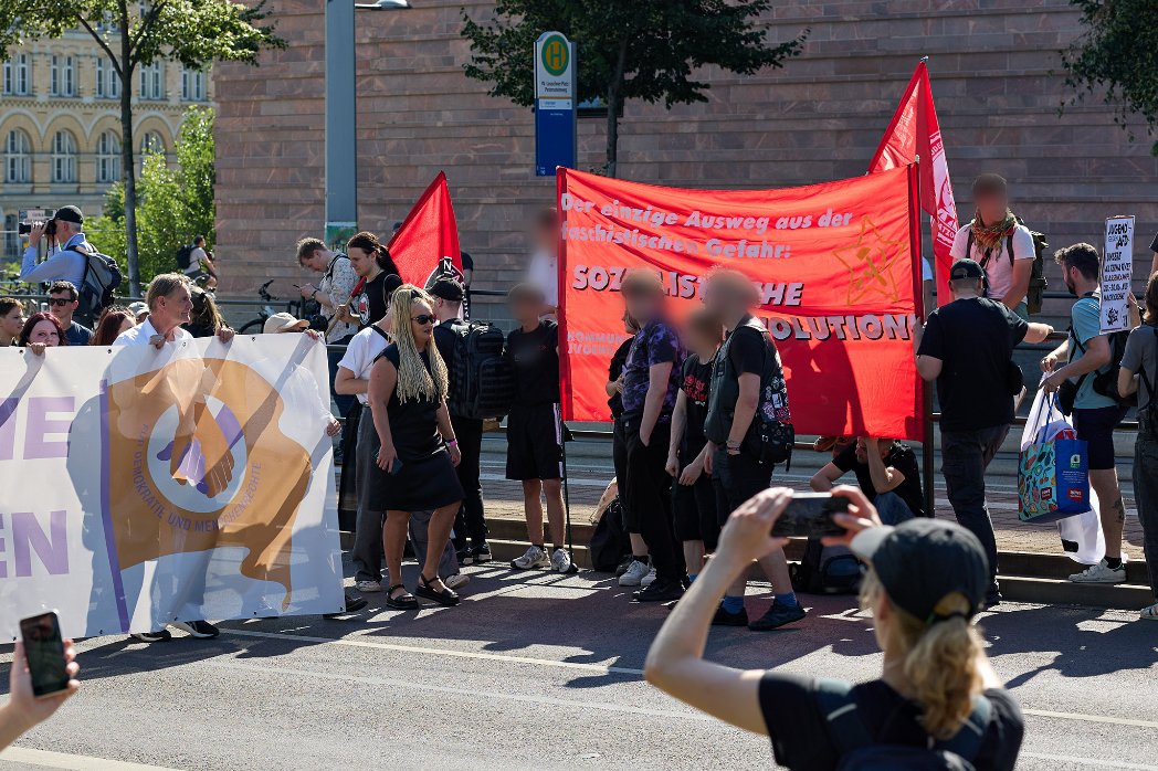 herderpark's tweet photo. Auch die "blockfreie" bürgerliche Großdemo #le0806 enterte die K-Gruppe visuell wie akustisch mit eigenem Block. Dennoch handelt es sich um einen Scheinriesen. Die Kerngruppe ist winzig. https://t.co/1KlyntvXWF