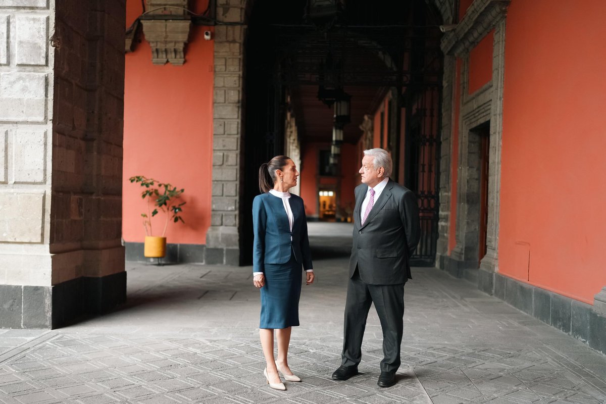 elgatopolitico_'s tweet photo. 🔴🔴Histórico.
AMLO recibe en Palacio Nacional, por primera vez, a la virtual Presidenta electa, Claudia Sheinbaum. 
¡Viva México! 🇲🇽🥁🥁 https://t.co/68HwwLorOA