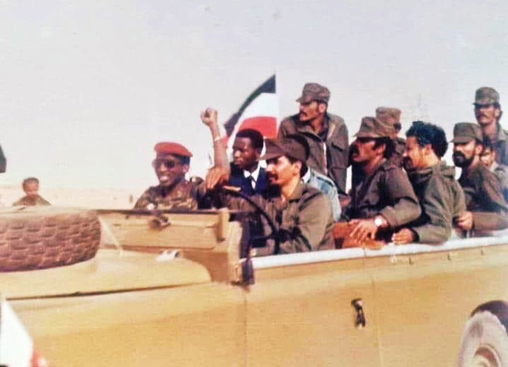 📸 الشهيد الرئيس محمد عبد العزيز يقود سيارة لاندروفر بالزعيم الأفريقي توماس سانكارا خلال زيارته للجمهورية الصحراوية 1984.
