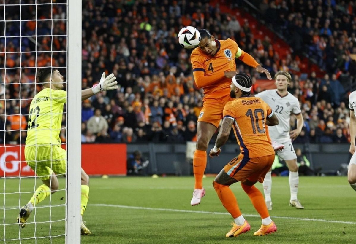 futbolconnect's tweet photo. Amistoso Intl: Holanda 4 - 0 Islandia
El holandés Simons marcó el ritmo, Van Dijk, Malen y Weghorst cerraron la goleada y cerraron su preparación para la Eurocopa 2024.
⚽🔥🏟️
#Euro2024 #Oranje #DominioHolandés #EuroPrep https://t.co/vgmaWtzGzc