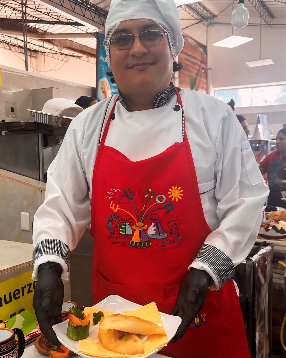 QuitoComercio's tweet photo. 🏆 #QuitoComercio |Felicitaciones a Blanca Manobanda del Mercado San Francisco y a Omar Ortíz del Mercado de Santa Clara que recibieron los mejores puntajes en el concurso “El Sabor de Quito a Londres”.
#QuitoRenace https://t.co/sBRcJd8Ld8