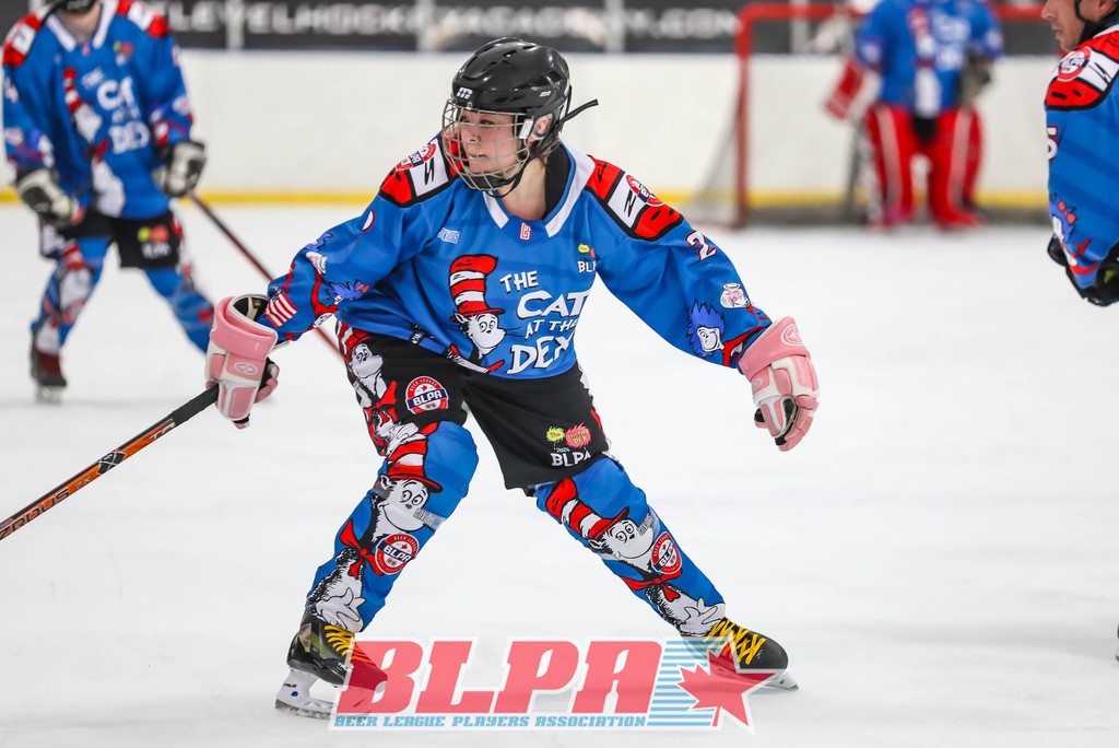 TheBLPA's tweet photo. Cat ๐ in the Hat๐งข Jerseys = ๐ฅ
#beerleague #hockey #beerleaguehockey #draftexperience #drafttournament #DEXcult #DEXdna #hockeytourney #hockeytournament #hockeyweekend #beerleaguelife #blpa #wearedrafts #adultathlete https://t.co/YfwokFpDkU