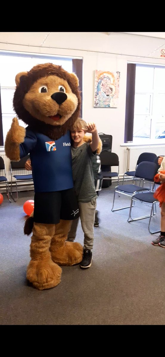 midlandsrdo's tweet photo. Fletch enjoyed meeting around 30 young people tonight for an #AimForParis event! Inspiring another generation...

@archerygb 
#archeryisforeveryone https://t.co/XfHp5BYaoD