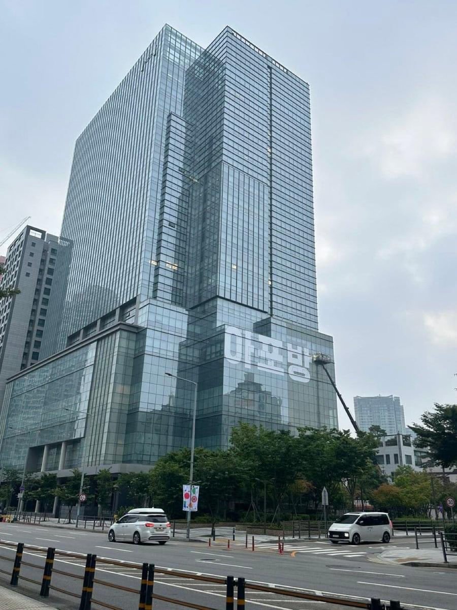 APOBANGPO is being placed across the HYBE building in celebration of Seokjin returning from the military and 11th anniversary of BTS 🥹

ARMY FOREVER BANGTAN FOREVER
RETURN OF OUR PRIDE JIN
BUY SUPER TUNA ON ITUNES
#ARMYCatchSuperTuna
#TheAstronautReturns_D1