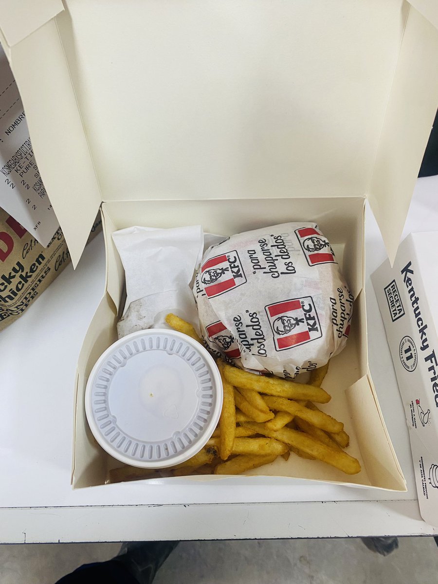 alejandro_loeza's tweet photo. @KFC_MEXICO hoy es mi cumpleaños, yo ilusionado que me iba a comer un rico KFC, como me llego el puré 🥲😔🪰🪰🪰🪰 https://t.co/3DOMr1yseR
