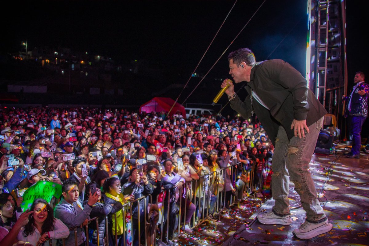 j_medina37's tweet photo. cuando las cosas están para resultar no importa si llueve,hay accidentes,todo está en contra pero Diosito vuelve lo imposible en modo fácil...llueva o truene y no soy yo:somos todos en en #TeamMedina #empresa #Ayuntamiento pero lo mas importante son los fans♥️
Gracias por esperar y hacernos la noche maravillosa!! #CalpulalpanTlaxcala anoche en #Domingo muchisimas muchisimas gracias por ESTAR de #Puebla #Hidalgo gracias a toodos.felicidades equipo!